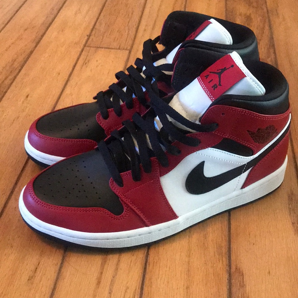 Jordan 1 Mid Chicago Black Toe